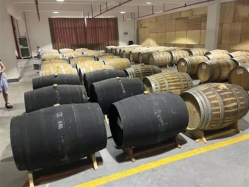 Hvilket udstyr er inkluderet i et komplet single malt whiskydestilleri?